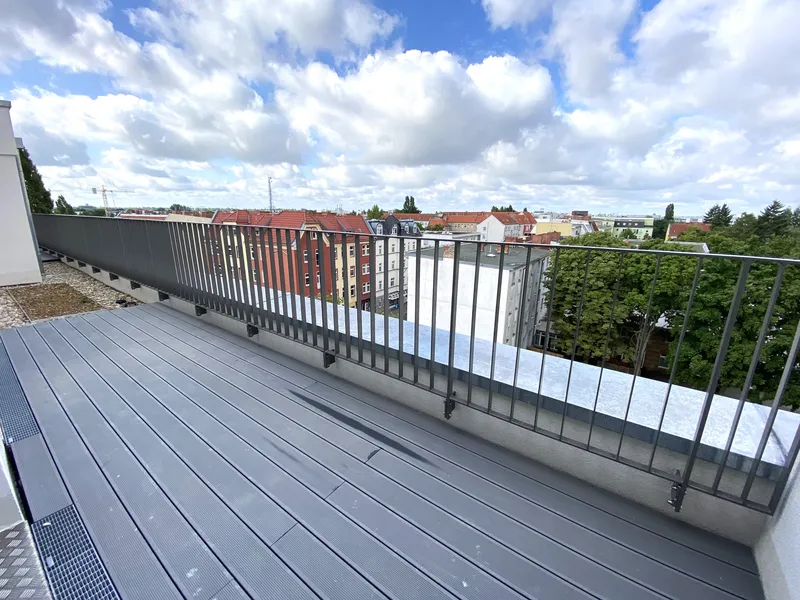 Sehr helle Dachterrassen Wohnung mit EBK und Abstellkammer! — photo 1
